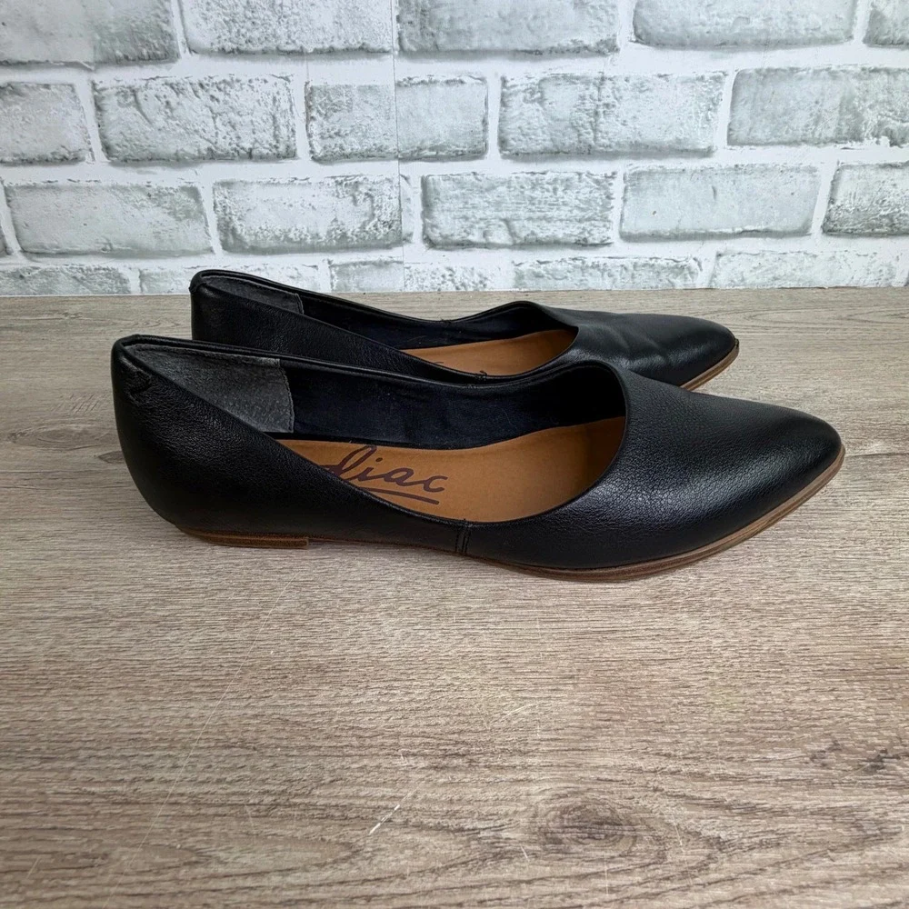Zodiac Pointed Toe Black Leather Flats Size 8